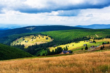 Polonya ve Çek Cumhuriyeti sınırındaki Karkonosze (Krkonose) dağları ve yürüyüş yolları manzarası. Güzel manzaralı yaz manzarası. Spindlerov Mlyn popüler bir turistik yerdir.