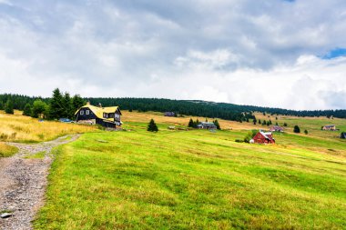 Polonya ve Çek Cumhuriyeti sınırındaki Karkonosze (Krkonose) dağları ve yürüyüş yolları manzarası. Güzel manzaralı yaz manzarası. Spindlerov Mlyn popüler bir turistik yerdir.