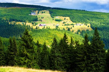 Polonya ve Çek Cumhuriyeti sınırındaki Karkonosze (Krkonose) dağları ve yürüyüş yolları manzarası. Güzel manzaralı yaz manzarası. Spindlerov Mlyn popüler bir turistik yerdir.