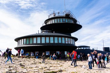 SNEZKA, Dev Dağlar - 13 AUG 2019: Snezka veya Sniezka Dağı 'nın tepesindeki Polonya kulübesi (Çek Cumhuriyeti ve Polonya' nın en yükseği), Dev Dağlar, Çek Cumhuriyeti ve Polonya.
