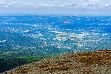 Polonya ve Çek Cumhuriyeti sınırında yürüyüş yolları ve Karkonosze (Krkonose) dağlarının ulusal parkı görülüyor. Güzel manzaralı güzel yaz manzarası.