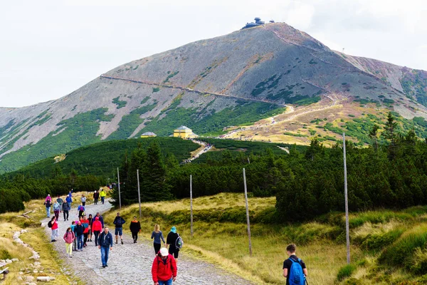 KARKONOSZE, POLAND - 15 AUG 2019: Polonya ve Çek Cumhuriyeti sınırındaki Karkonosze (Krkonose) dağlarındaki Sniezka zirvesinin görüntüsü. Güzel manzaralı güzel yaz manzarası.