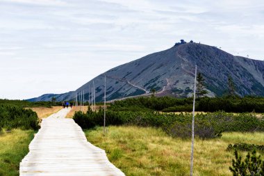 Polonya ve Çek Cumhuriyeti sınırında yürüyüş yolları ve Karkonosze (Krkonose) dağlarının ulusal parkı görülüyor. Güzel manzaralı güzel yaz manzarası.