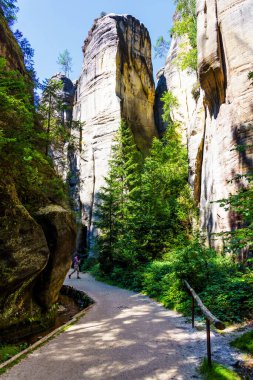 Adrspach Teplice Ulusal Parkı. Çek Cumhuriyeti 'nde kum taşı tepeleri ve oluşumlarından oluşan kaya kasabası