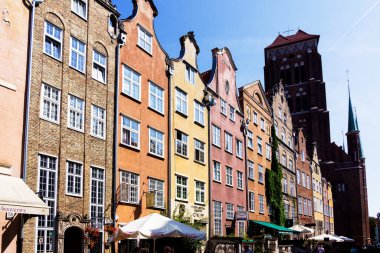 GDANSK, POLAND - 28 AUG 2019: Polonya 'nın Gdansk Eski Kasabası' ndaki Long Street 'teki tarihi apartman evleri