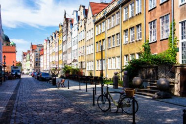 GDANSK, POLAND - 28 AUG 2019: Polonya 'nın Gdansk Eski Kasabası' ndaki Long Street 'teki tarihi apartman evleri