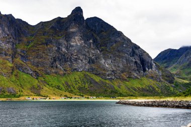Tipik bir Lofoten Körfezi manzarası. Güzel, huzurlu bir günün sahnesi var. Lofoten Adaları dünyanın dört bir yanından gelen insanlar için popüler bir turizm merkezidir ve hala popülerlik kazanmaktadır. Norveç, Avrupa