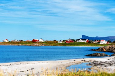 Tipik bir Lofoten Körfezi manzarası. Güzel, huzurlu bir günün sahnesi var. Lofoten Adaları dünyanın dört bir yanından gelen insanlar için popüler bir turizm merkezidir ve hala popülerlik kazanmaktadır. Norveç, Avrupa