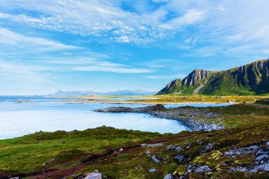 Tipik bir Lofoten Körfezi manzarası. Güzel bir günün sahnesi. Lofoten Adaları dünyanın dört bir yanından gelen insanlar için popüler bir turizm merkezidir ve hala popülerlik kazanmaktadır. Norveç Avrupa