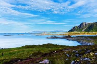 Tipik bir Lofoten Körfezi manzarası. Güzel bir günün sahnesi. Lofoten Adaları dünyanın dört bir yanından gelen insanlar için popüler bir turizm merkezidir ve hala popülerlik kazanmaktadır. Norveç Avrupa