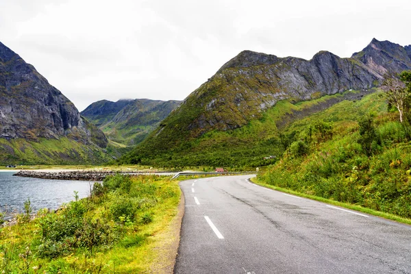 ノルウェーのロフトテン島の海沿いの道路 — ストック写真