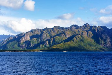 Tipik bir Lofoten Körfezi manzarası. Güzel bir günün sahnesi. Lofoten Adaları dünyanın dört bir yanından gelen insanlar için popüler bir turizm merkezidir ve hala popülerlik kazanmaktadır. Norveç Avrupa