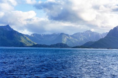 Tipik bir Lofoten Körfezi manzarası. Güzel bir günün sahnesi. Lofoten Adaları dünyanın dört bir yanından gelen insanlar için popüler bir turizm merkezidir ve hala popülerlik kazanmaktadır. Norveç Avrupa