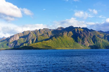 Tipik bir Lofoten Körfezi manzarası. Güzel bir günün sahnesi. Lofoten Adaları dünyanın dört bir yanından gelen insanlar için popüler bir turizm merkezidir ve hala popülerlik kazanmaktadır. Norveç Avrupa