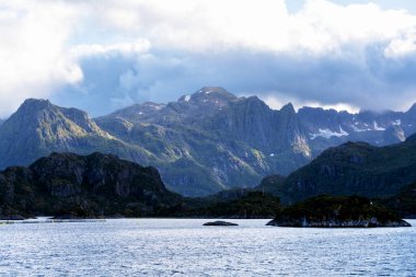 Tipik bir Lofoten Körfezi manzarası. Güzel bir günün sahnesi. Lofoten Adaları dünyanın dört bir yanından gelen insanlar için popüler bir turizm merkezidir ve hala popülerlik kazanmaktadır. Norveç Avrupa