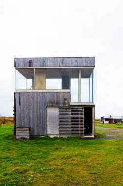 Kuzey Lofoten, Austvagoy 'daki Grunnfor' da bulunan bisiklet barınağı / izleme galerisi, kuzeye, Vesteralen 'e doğru bakıyor.