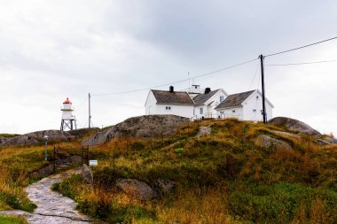 Henningsvaer, Lofoten, Norveç 'teki deniz fenerinin yanındaki ev.