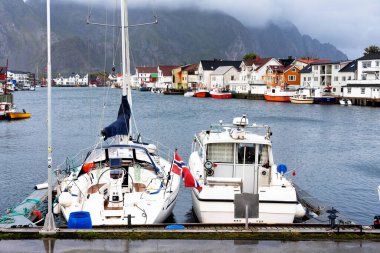 HENNINGSVAER, NORway - SEPT 5, 2019: Henningsvaer limanının Henningsvaer, Lofoten Adaları, Norveç 'te bulunan küçük bir balıkçı köyü