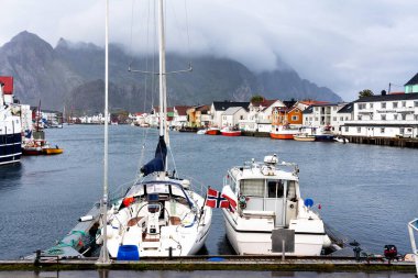 HENNINGSVAER, NORway - SEPT 5, 2019: Henningsvaer limanının Henningsvaer, Lofoten Adaları, Norveç 'te bulunan küçük bir balıkçı köyü