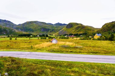 Norveç 'in Lofoten Adası' ndaki güzel dağ manzaralı sonbahar boyunca manzaralı asfalt yol. Yolculuk, seyahat, tatil, macera kavramı