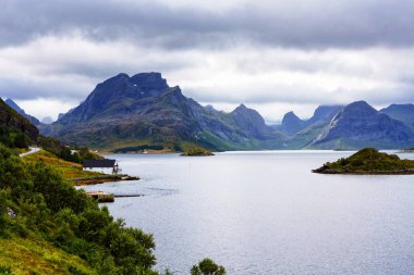 Tipik bir Lofoten Körfezi manzarası. Güzel bir günün sahnesi. Lofoten Adaları dünyanın dört bir yanından gelen insanlar için popüler bir turizm merkezidir ve hala popülerlik kazanmaktadır. Norveç Avrupa