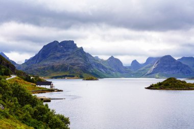 Tipik bir Lofoten Körfezi manzarası. Güzel bir günün sahnesi. Lofoten Adaları dünyanın dört bir yanından gelen insanlar için popüler bir turizm merkezidir ve hala popülerlik kazanmaktadır. Norveç Avrupa