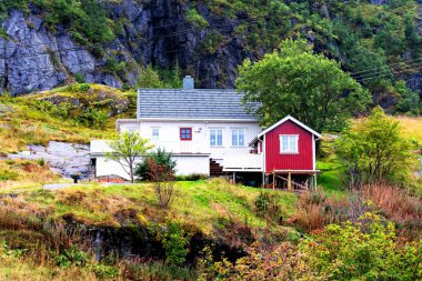 Norveç, Lofoten takımadalarında geleneksel İskandinav ahşap sütun evi