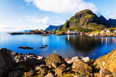 Lofoten takımadalarında A, Tind ve Reine köyleri, Nordland, Norveç. Lofoten, dünyanın dört bir yanından gelen turistler için popüler bir turizm beldesi. Ayırt edici bir manzarası var..