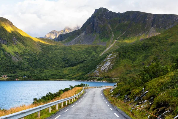 ノルウェーのロフトテン島の海沿いの道路 — ストック写真