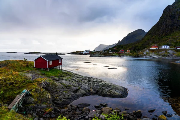 Tipik kırmızı bir evi olan Norveç kıyı manzarası. Tahta kırmızı evlere 