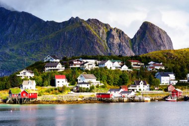 Reine, Lofoten, Norveç. Güneşli, mavi gökyüzünün altındaki Reine köyünde tipik rorbu evleri var..