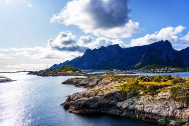 Tipik bir Lofoten Körfezi manzarası. Güzel, huzurlu bir günün sahnesi var. Lofoten Adaları dünyanın dört bir yanından gelen insanlar için popüler bir turizm merkezidir ve hala popülerlik kazanmaktadır. Norveç, Avrupa