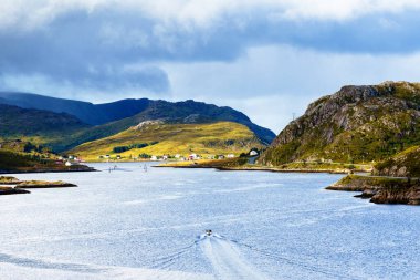 Tipik bir Lofoten Körfezi manzarası. Güzel, huzurlu bir günün sahnesi var. Lofoten Adaları dünyanın dört bir yanından gelen insanlar için popüler bir turizm merkezidir ve hala popülerlik kazanmaktadır. Norveç, Avrupa