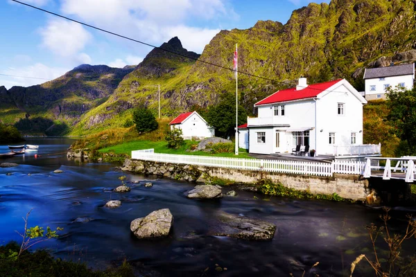 Bílý Letní Dům Tekoucího Potoka Reine Lofoten Norsko — Stock fotografie