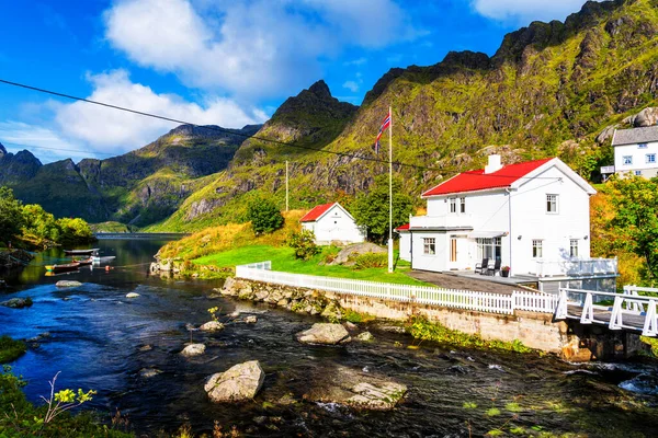 Bílý Letní Dům Tekoucího Potoka Reine Lofoten Norsko — Stock fotografie