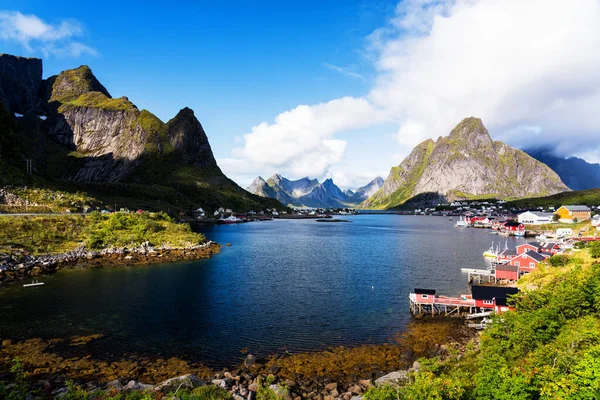 Reine Lofoten Νορβηγία Χωριό Reine Κάτω Από Ένα Ηλιόλουστο Μπλε — Φωτογραφία Αρχείου