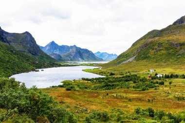 Tipik bir Lofoten Körfezi manzarası. Güzel, huzurlu bir günün sahnesi var. Lofoten Adaları dünyanın dört bir yanından gelen insanlar için popüler bir turizm merkezidir ve hala popülerlik kazanmaktadır. Norveç, Avrupa