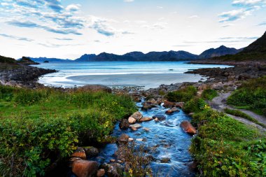 Tipik bir Lofoten Körfezi manzarası. Güzel bir günün sahnesi. Lofoten Adaları dünyanın dört bir yanından gelen insanlar için popüler bir turizm merkezidir ve hala popülerlik kazanmaktadır. Norveç Avrupa