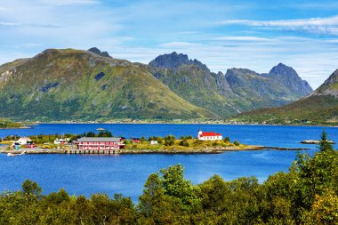Tipik bir Lofoten Körfezi manzarası. Güzel, huzurlu bir günün sahnesi var. Lofoten Adaları dünyanın dört bir yanından gelen insanlar için popüler bir turizm merkezidir ve hala popülerlik kazanmaktadır. Norveç, Avrupa