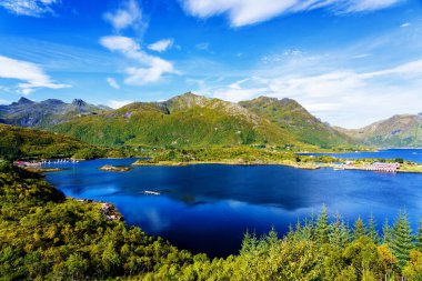 Tipik bir Lofoten Körfezi manzarası. Güzel, huzurlu bir günün sahnesi var. Lofoten Adaları dünyanın dört bir yanından gelen insanlar için popüler bir turizm merkezidir ve hala popülerlik kazanmaktadır. Norveç, Avrupa