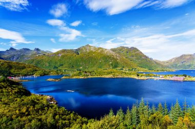 Tipik bir Lofoten Körfezi manzarası. Güzel, huzurlu bir günün sahnesi var. Lofoten Adaları dünyanın dört bir yanından gelen insanlar için popüler bir turizm merkezidir ve hala popülerlik kazanmaktadır. Norveç, Avrupa