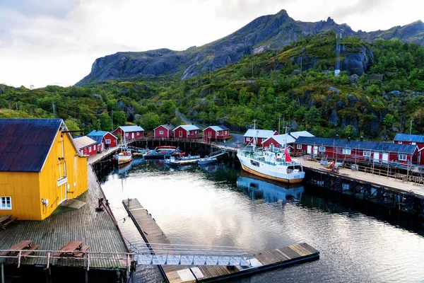 ノルウェーのロフトテン島の静かな夜にカラフルな赤い漁船とセーリングボートを持つヌスフィヨルド港 — ストック写真