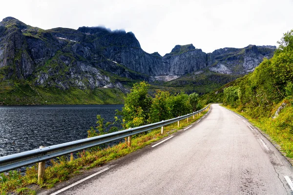 ノルウェーのロフトテン島の海沿いの道路 — ストック写真