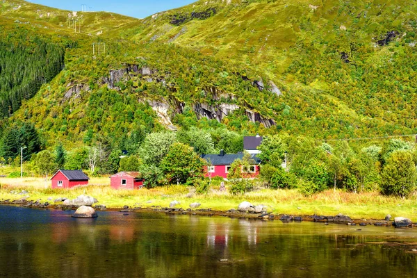 Norvég Tengerparti Táj Tipikus Vörös Házzal Fából Készült Vörös Házakat — Stock Fotó