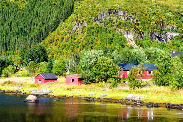 Norvég Tengerparti Táj Tipikus Vörös Házzal Fából Készült Vörös Házakat — Stock Fotó