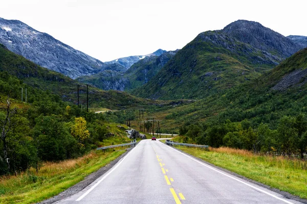 Malownicza Asfaltowa Droga Przez Piękny Widok Góry Wyspie Lofoten Norwegia — Zdjęcie stockowe