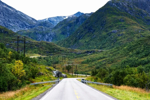 秋の間 ノルウェーのロフテン島の山の美しい景色を通して風光明媚なアスファルトの道路 ロードトリップ 冒険の概念 — ストック写真