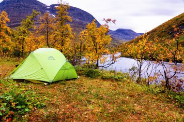 TAMOK VALLEY, NORway - 9 Eylül 2019. Güneşli, sakin bir sabahta Norveç Denizi kıyısında kurulmuş ıssız bir çadır..