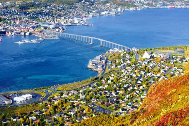 Kuzey Norveç 'teki Tromso kasabasının güzel sonbahar manzarasının en güzel manzarası - popüler kuzey ışığı turizm beldesi