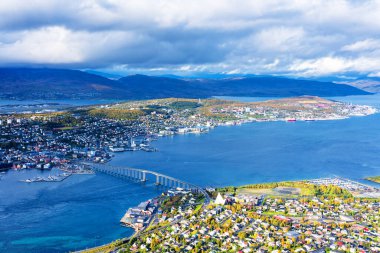 TROMSO, NORway - 5 Eylül 2019: Kuzey Norveç 'teki Tromso kasabasının güzel sonbahar manzarasının üst görüntüsü - popüler kuzey ışığı turizm beldesi